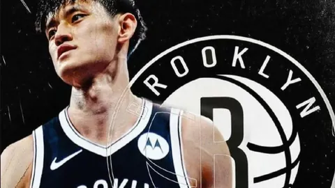 胡金秋底角巧接布朗精准传球，三分线外稳操胜券